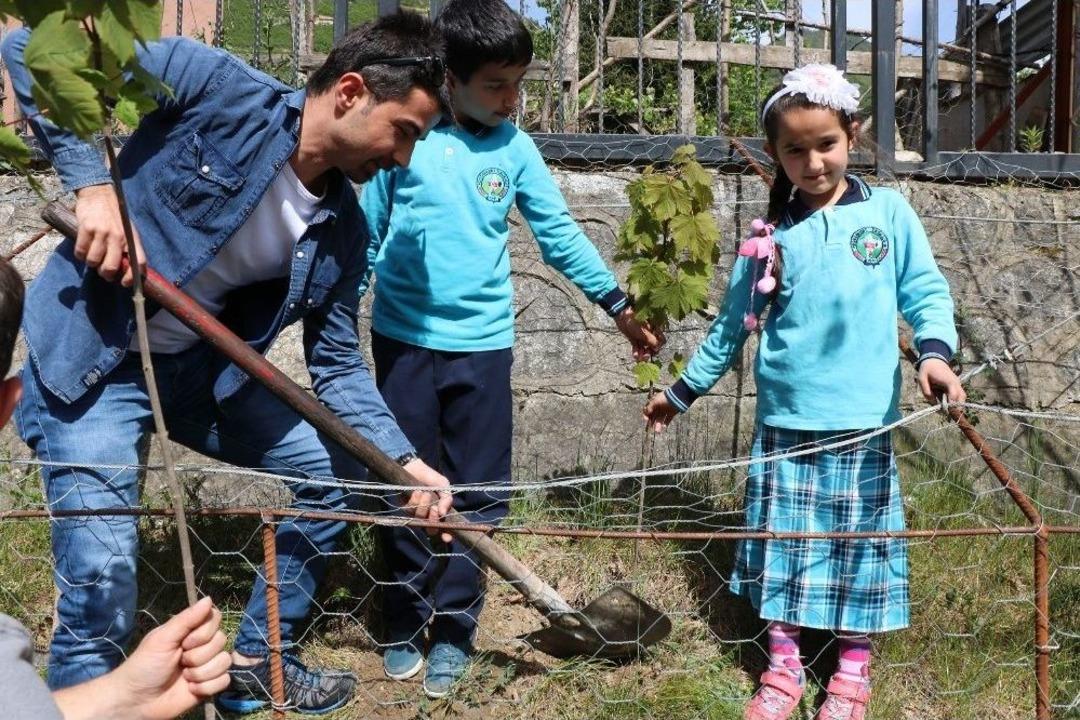 Off Roadcular Bu Sefer Fidan Dikip, İlkokula Yardım G&ouml;t&uuml;rd&uuml;