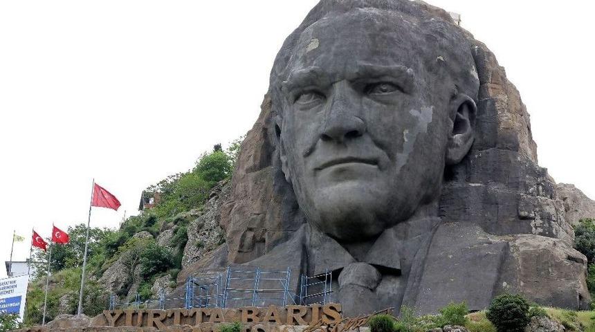 Buca Belediyesi Atat&uuml;rk Maskında Tadilata Başladı