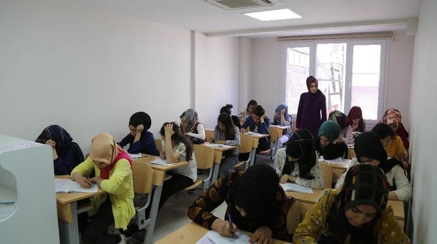 Haliliye Belediyesi &Ouml;ğrencileri Sınava Hazırlıyor