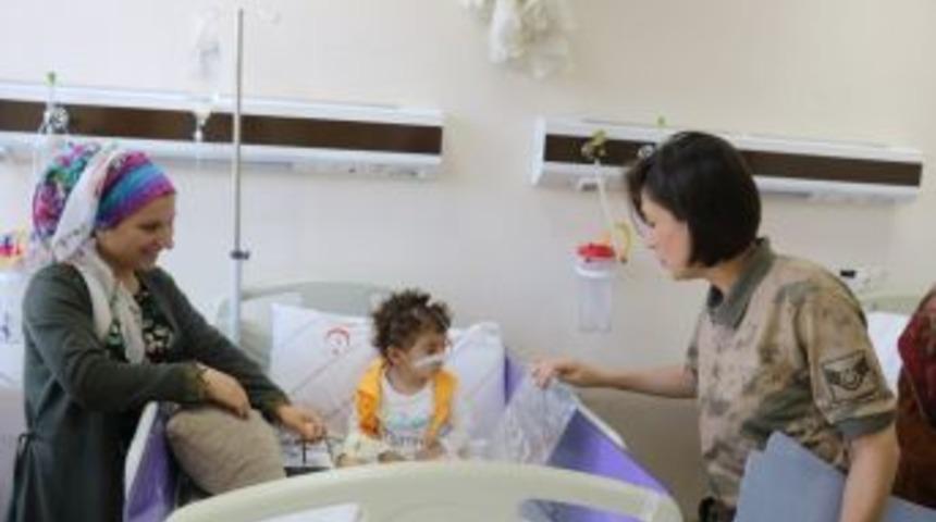 Jandarma Ekipleri Hastalara Geçmiş Olsun Dileklerinde Bulundu