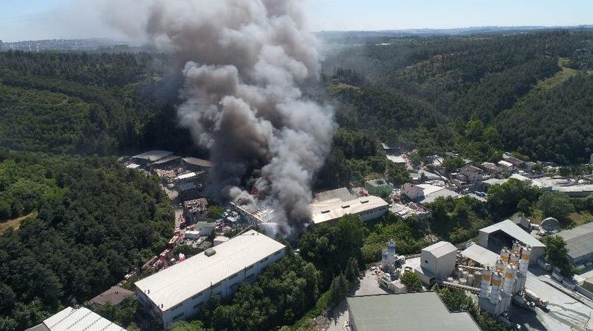 İstanbul&rsquo;u Dumana Boğan Yangın Havadan G&ouml;r&uuml;nt&uuml;lendi