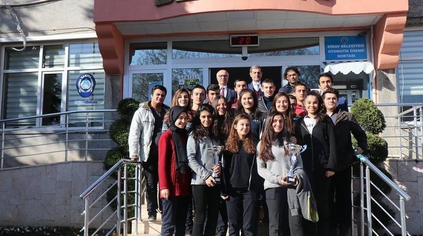 Şampiyon Voleybolculardan Başkan &Ouml;zkan&rsquo;a Teşekk&uuml;r Ziyareti