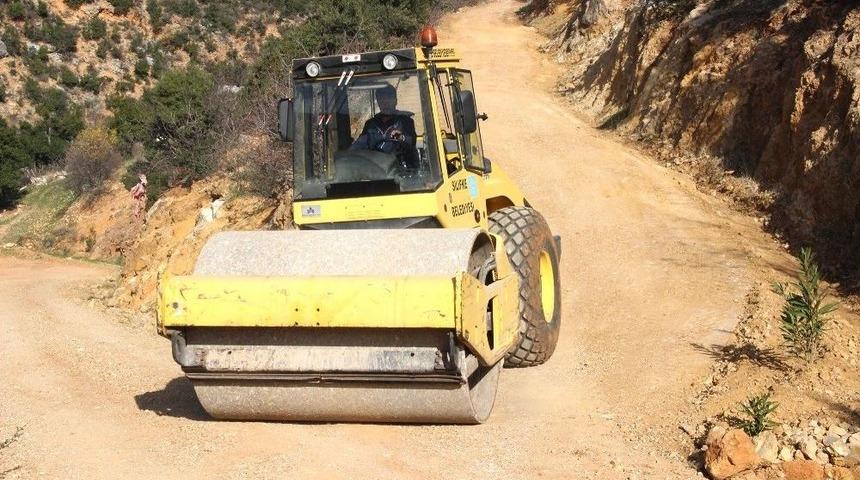 Silifke’de Yol Yapım Çalışmaları Sürüyor