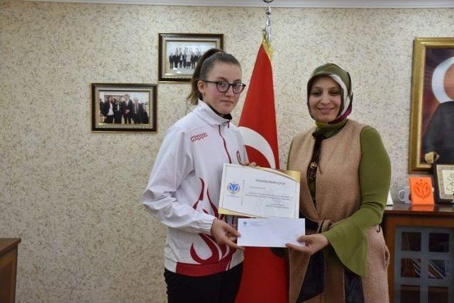 İl Milli Eğitim Müdürü Fazilet Durmuş Başarılı Sporcuları Ödüllendirdi