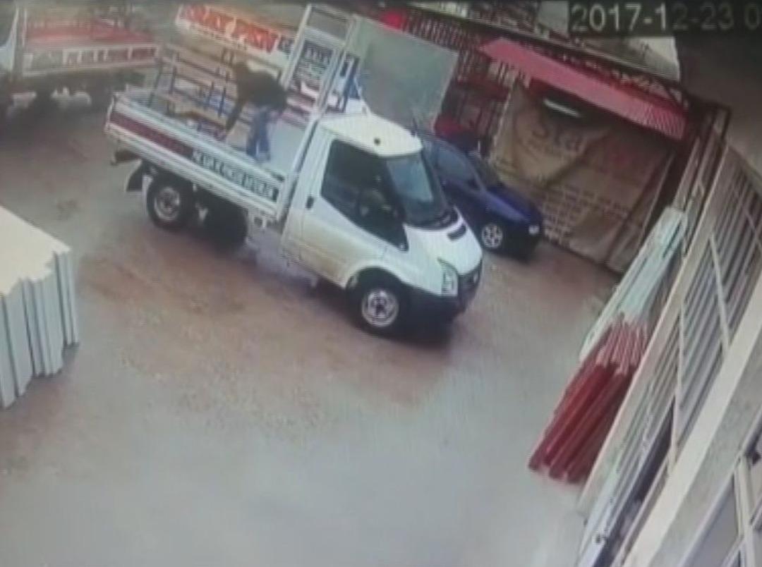 Kamyonete Y&uuml;klediği Kapı Kafasında Kırıldı