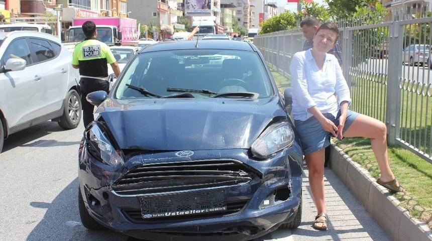 &Ouml;n&uuml;ndeki Tıra 3 Defa &Ccedil;arptı Sonra Hatıra Fotoğrafı &Ccedil;ektirdi