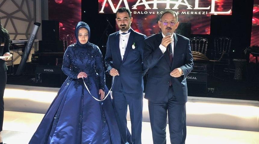 Bakan &Ouml;zhaseki Gen&ccedil; &Ccedil;ifti Birleştirecek Y&uuml;z&uuml;kleri Taktı