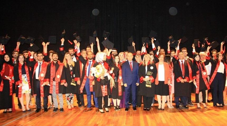 D&uuml; Eczacılık Fak&uuml;ltesi İlk Mezunlarını Verdi