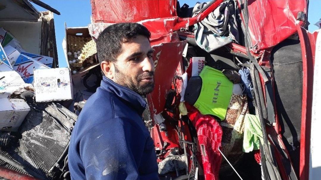 İki Tırın &Ccedil;arpıştığı Feci Kazadan Yara Almadan Kurtuldular