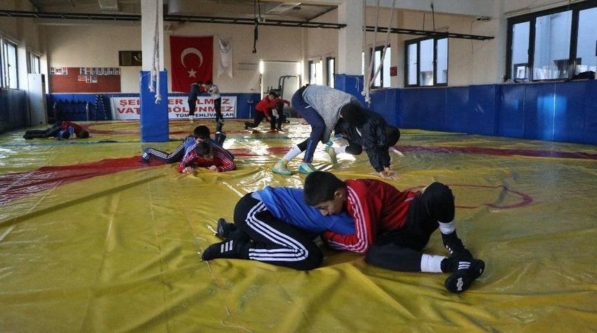 Mersin G&uuml;reş Eğitim Merkezi&rsquo;nde Geleceğin G&uuml;reş&ccedil;ileri Yetişiyor