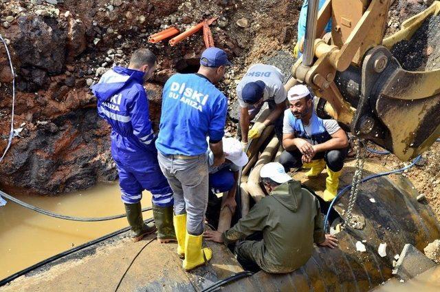 Başkan Atilla İçme Suyu Hattındaki Arızayı İnceledi