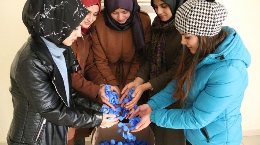 &Uuml;niversite &Ouml;ğrencilerinden &lsquo;bir Kapakla Umuda Sen De Ortak Ol&rsquo; Kampanyası