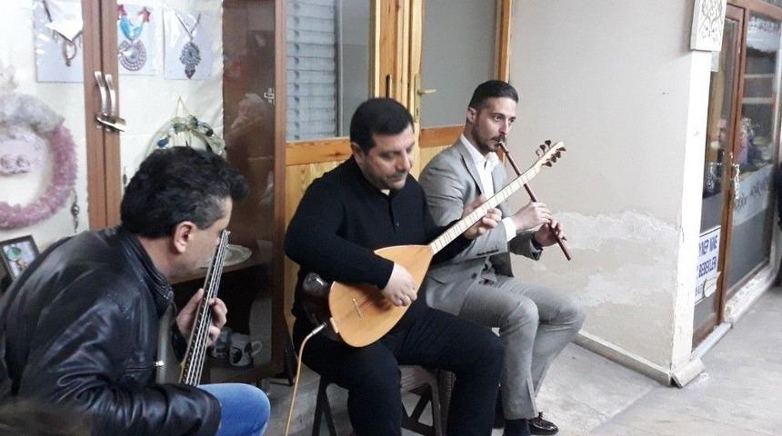 Sanat&ccedil;ılara M&uuml;zik Ziyafeti