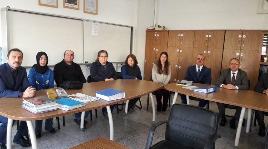 Burhaniye&rsquo;de Kaymakam &Ouml;ner, Liselilerle Kitap Okudu