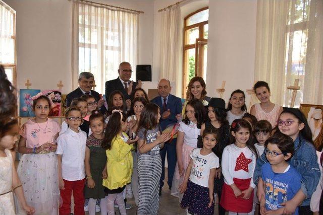 Minik Ressamlardan 23 Nisan Sergisi 1