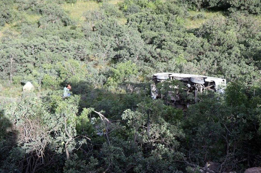 Dağdan Şarampole Yuvarlanan Minib&uuml;sten Sağ Kurtuldular