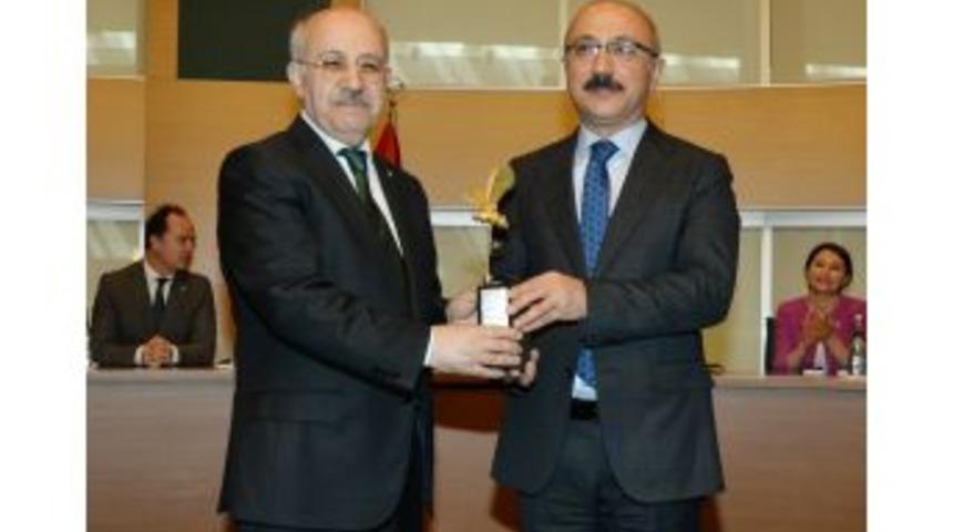 Bakan Elvan: "&uuml;niversitelerimizin &Uuml;lkemizin Gelişmesinde &Ccedil;ok &Ouml;nemli Bir Rol&uuml; Olduğunu D&uuml;ş&uuml;n&uuml;yorum"