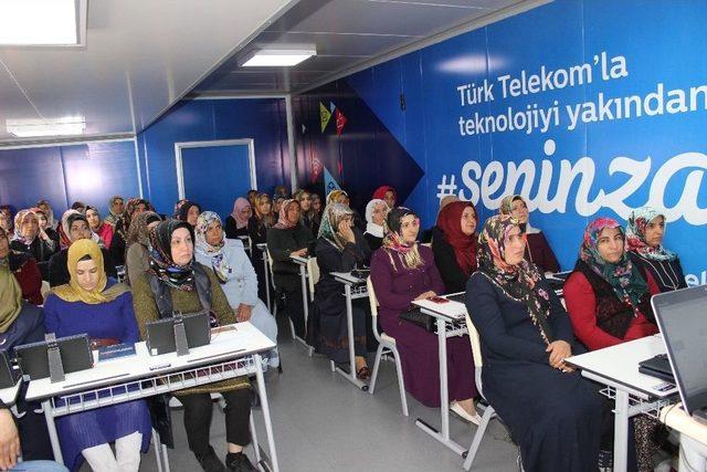 Türk Telekom Teknoloji Seferberliği Projesi Adıyaman’da Kadınlarla Buluştu