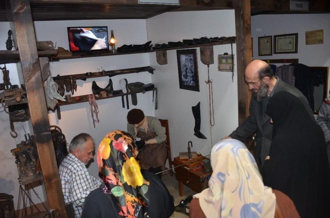 28 Yıllık Ayakkabı Ustası Birikimlerini M&uuml;zede Anlatıyor