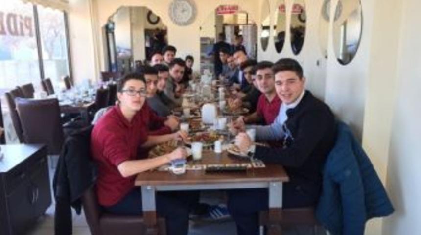 M&uuml;d&uuml;r Cebeci&rsquo;den, Başarılı Sporculara Yemek İkramı