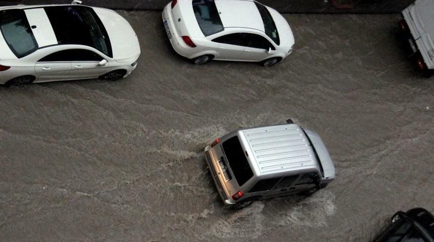 İskenderun&rsquo;da Sağanak Yağış