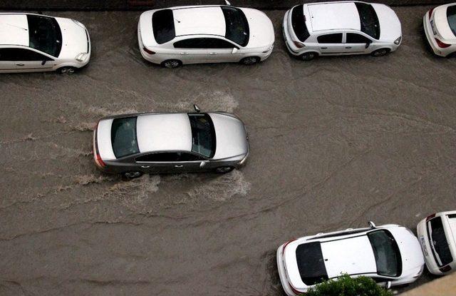 İskenderun’da Sağanak Yağış