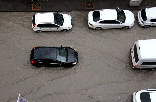 İskenderun’da Sağanak Yağış