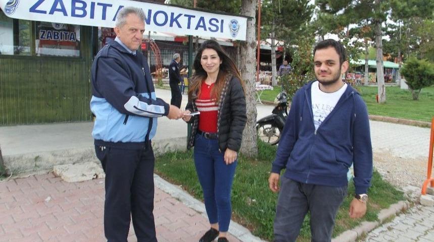Üniversite Öğrencileri Yerde Buldukları Bin 800 Lirayı Zabıtaya Teslim Etti
