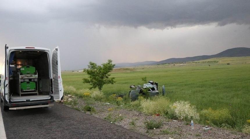 Otomobil Şarampole Yuvarlandı: 2 &Ouml;l&uuml;, 2 Yaralı