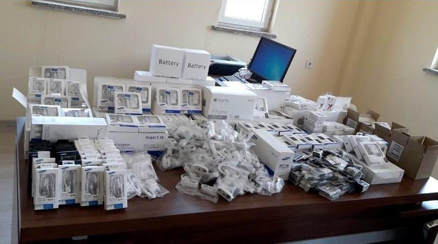 Manisa’da Durdurulan Araçtan Kaçak Cep Telefonu Parçaları Çıktı