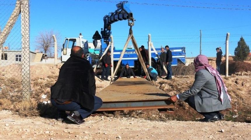 Demir K&ouml;pr&uuml; Mahallenin İki Yakasını Birbirine Kavuşturdu