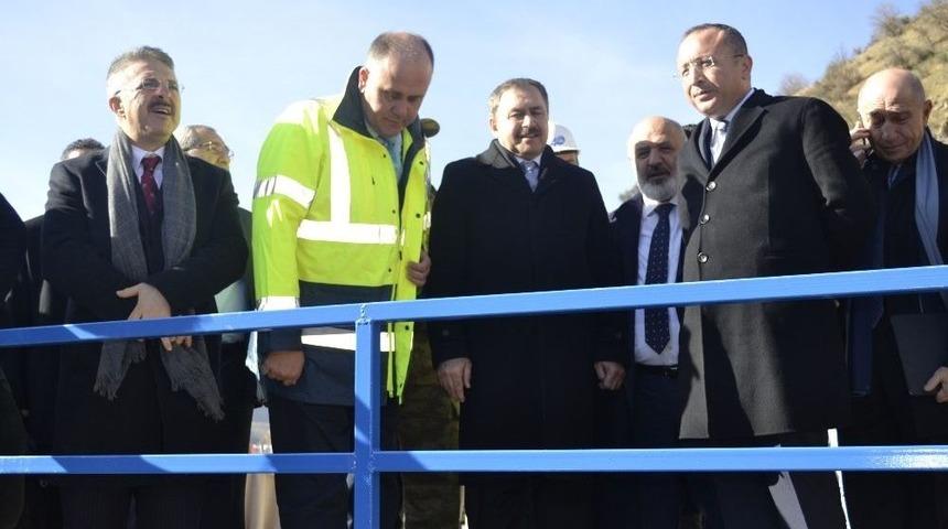 Bakan Eroğlu, &Ccedil;etin Barajı&rsquo;nda İncelemelerde Bulundu