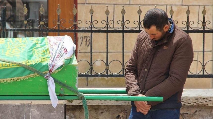 Kocası Tarafından &Ouml;ld&uuml;r&uuml;len Kadın Son Yolculuğuna Uğurlandı