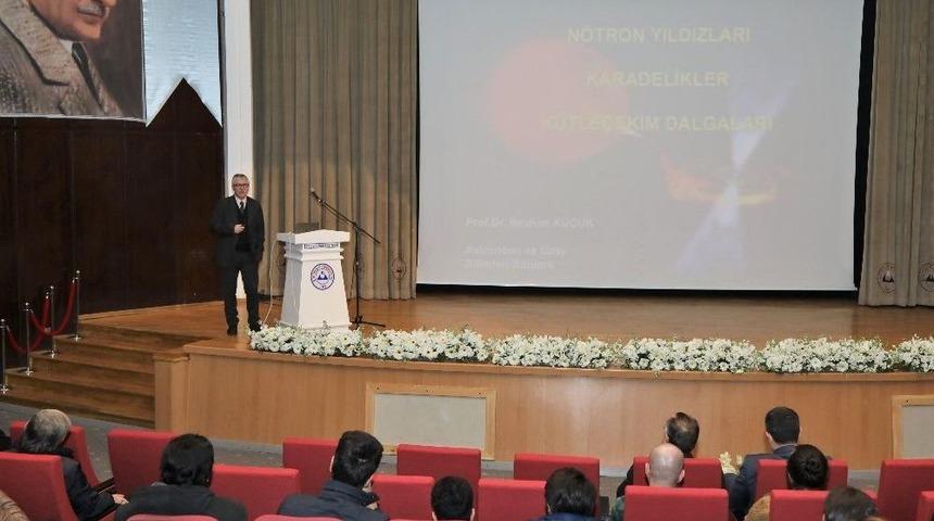Er&uuml; &Ouml;ğretim &Uuml;yesi Prof. Dr. K&uuml;&ccedil;&uuml;k, Lise &Ouml;ğrencilerine Astronomiyi Anlattı