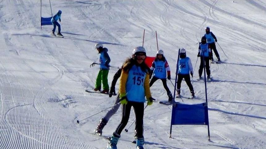 Hakkari&rsquo;de Okullar Arası Kayak Yarışması