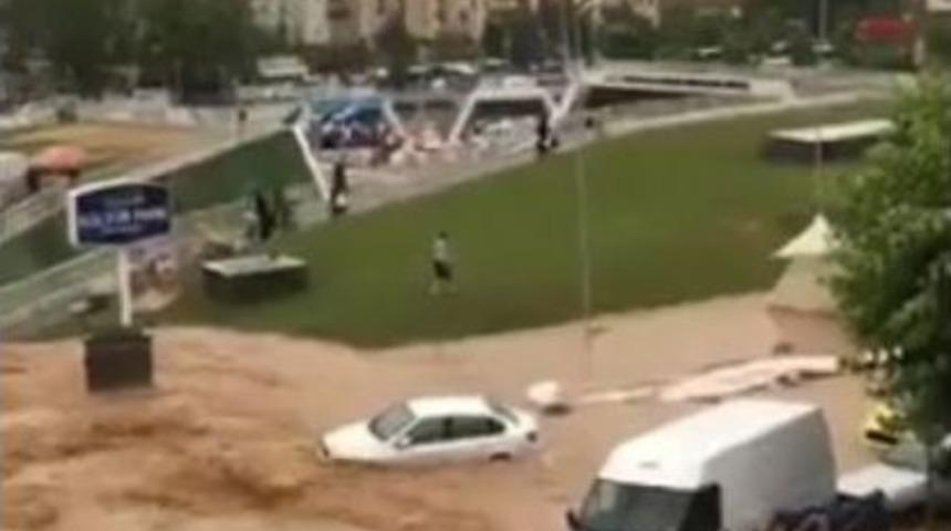 Sel Suları Arasında Mahsur Kalan Şof&ouml;r Minib&uuml;s&uuml;n Camından &Ccedil;ıkıp Son Anda Kurtuldu