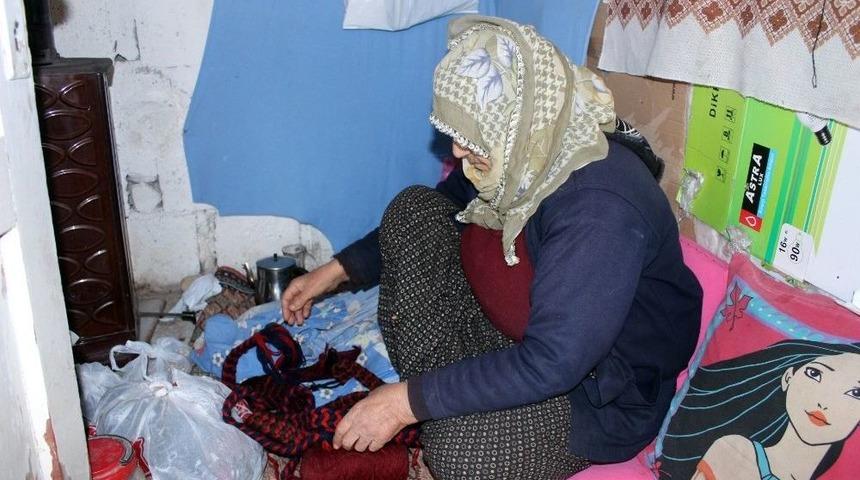 Yaşlı Kadın 2 Metrekarelik Odunlukta Yaşam Savaşı Veriyor