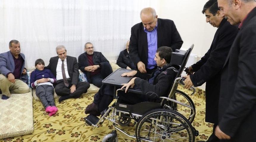 Çocukları Engelli Olan Aileye Tekerlekli Sandalye