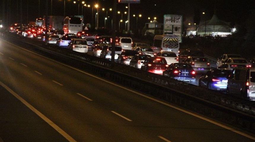 Tem&rsquo;de Bayram Yoğunluğu Başladı, Trafik Yer Yer Durma Noktasına Geldi