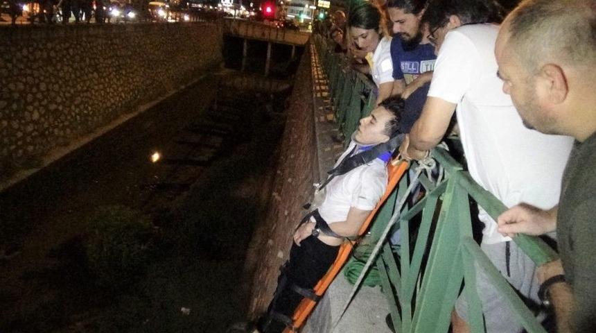 Virajı Alamayan Otomobil Su Kanalına U&ccedil;tu