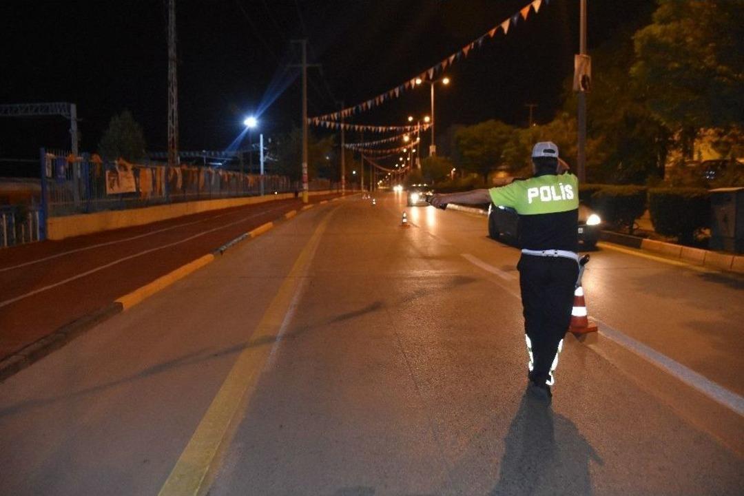 Uygulamaya Takılan S&uuml;r&uuml;c&uuml; Polisi İkna Etmeye &Ccedil;alıştı