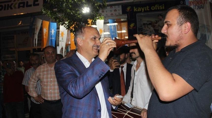 Son Sahuru Davulcularla Yaptılar