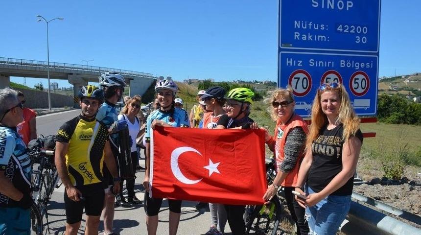 T&uuml;rk Bayrağı Sinoplu Bisiklet&ccedil;ilere Emanet Edildi