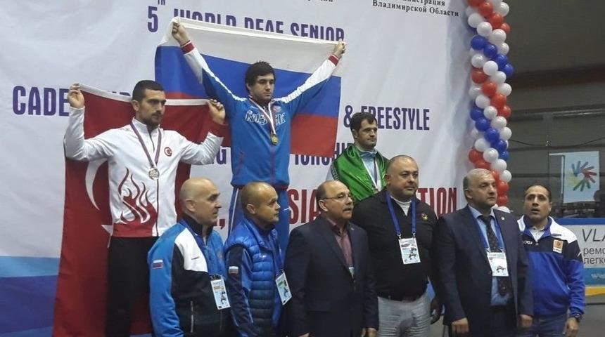 Akhisarlı G&uuml;reş&ccedil;i Oğuzhan Cemil &Ccedil;i&ccedil;ek, D&uuml;nya İkincisi Oldu