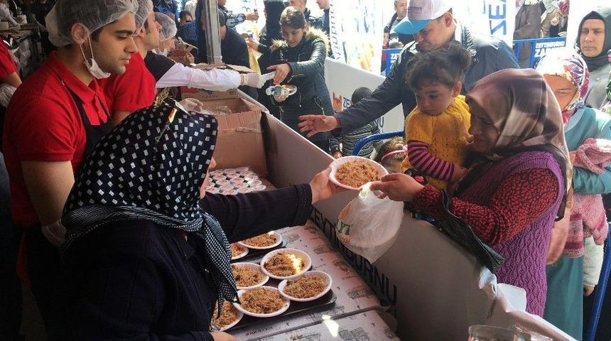 Binlerce Kişiye T&uuml;rkistan Pilavı İkram Edildi