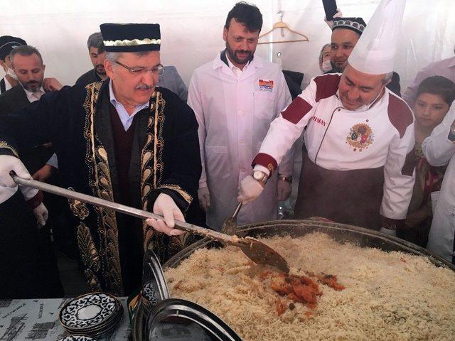 Binlerce Kişiye T&uuml;rkistan Pilavı İkram Edildi 1