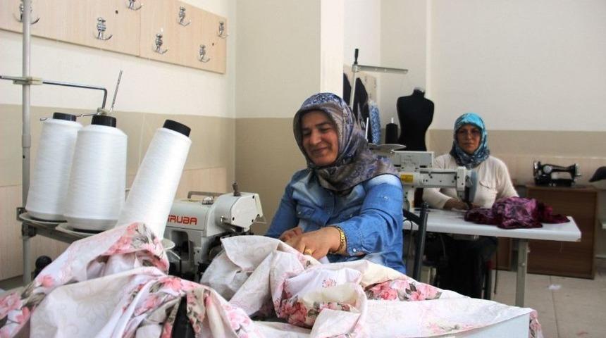 Kurslar Sayesinde Onlarca Ev Hanımı Meslek Sahibi Oldu