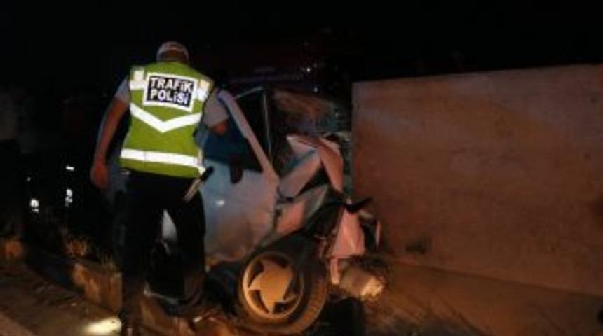 Beton Bariyere &Ccedil;arpan S&uuml;r&uuml;c&uuml; Ağır Yaralandı