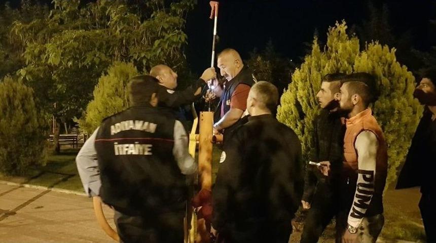 Borunun İ&ccedil;ine D&uuml;şen Cep Telefonunu İtfaiye &Ccedil;ıkardı