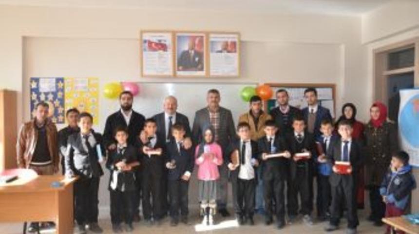 Kur&rsquo;an-ı Kerim Okuyan &Ouml;ğrencilere Hediyeleri Verildi